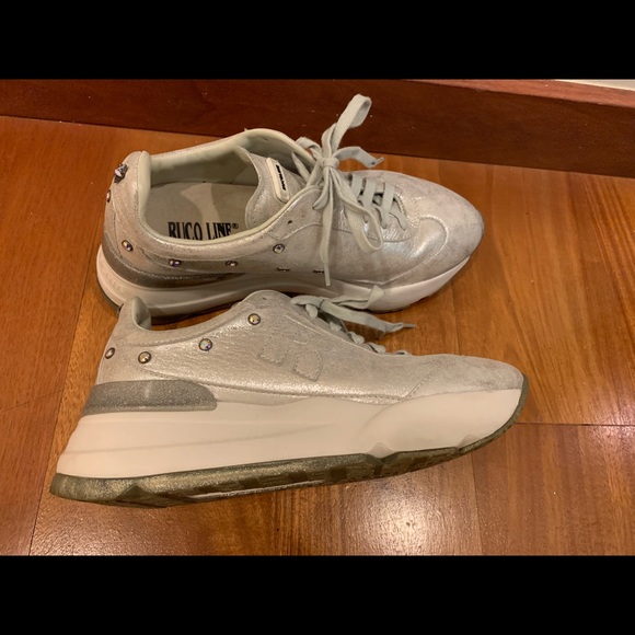 Silver pair of sneakers - Picture 2 of 8